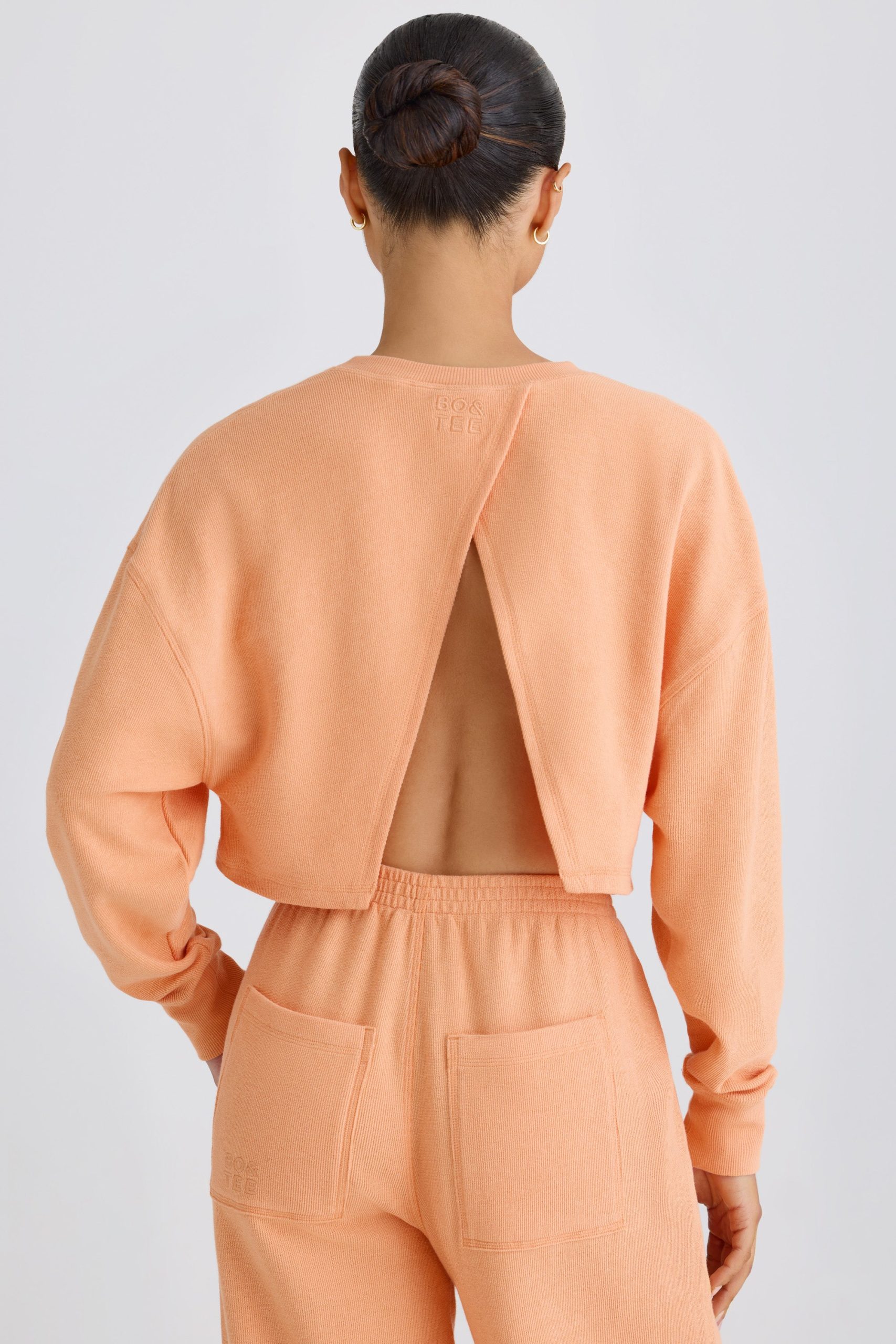 Textured Cotton Jersey Open-Back Cropped Sweatshirt in Peach - Image 7