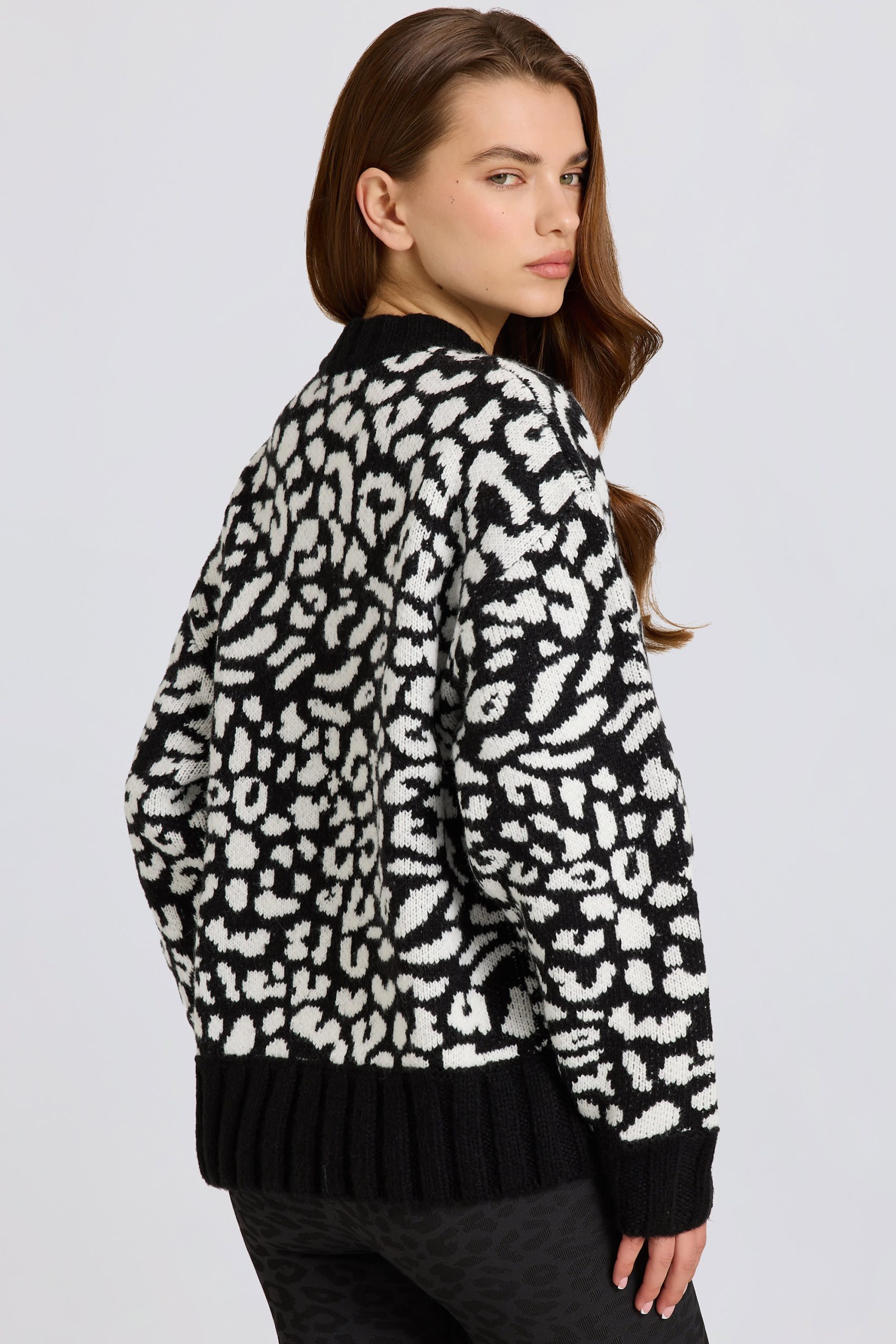 Jacquard-Knit Oversized Jumper in Black - Image 8