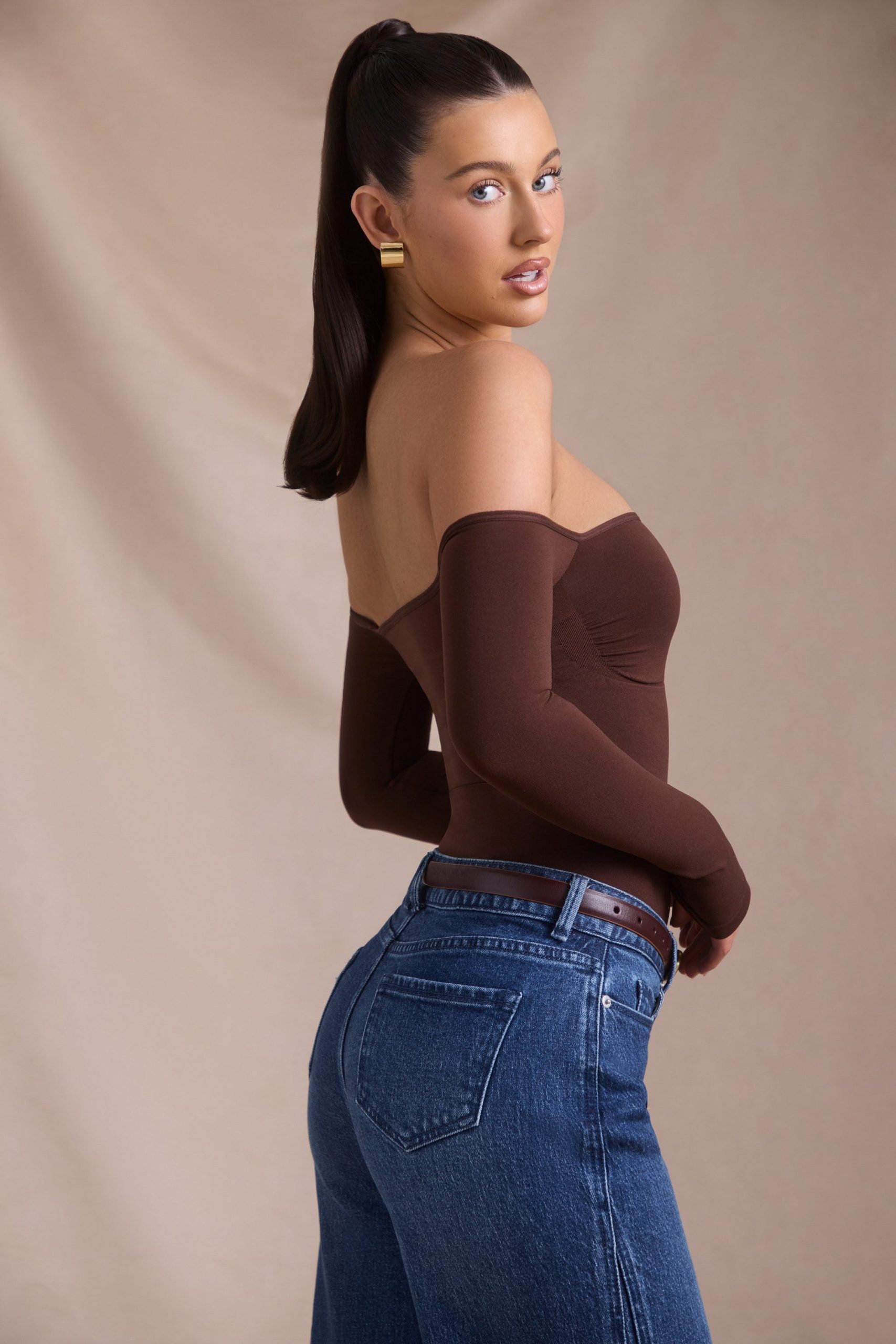 Seamless Off-Shoulder Long-Sleeve Bodysuit in Espresso - Image 4